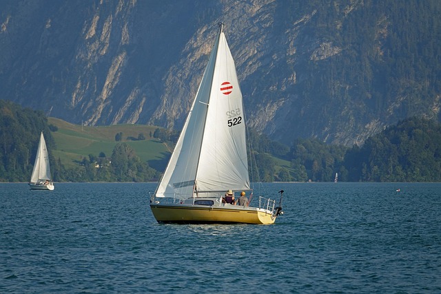 Mondsee mit sanften Ufern und alpinem Bergpanorama