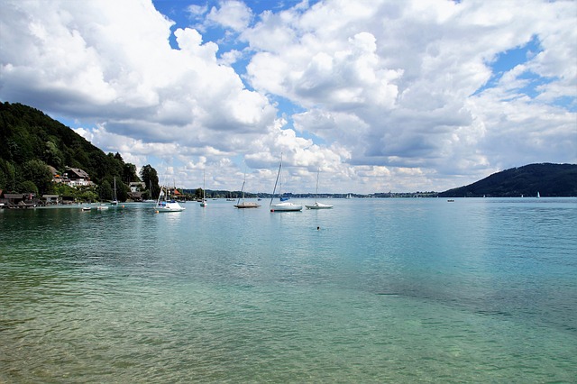 Attersee mit grünen Uferwäldern und sanften Hügeln