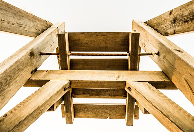 Sicherheitsausrüstung und Rettungswesten an Bord eines modernen Bootes