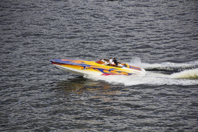 Kompaktes Motorboot für Privatfahrten auf einem österreichischen See