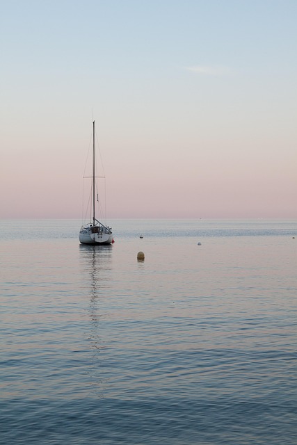 Elegante Segelyacht mit Segeln gesetzt auf dem Attersee